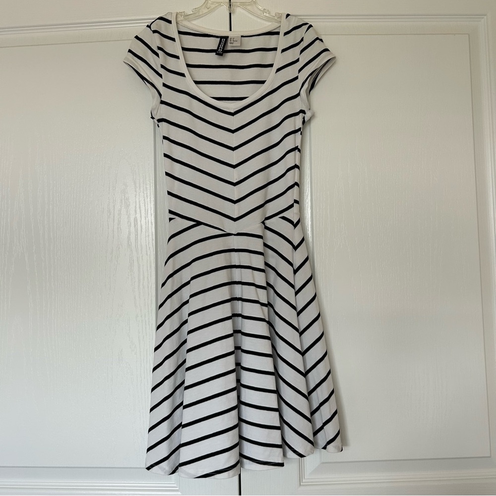 H&M Divided Black White Striped Stretch Knit Skater Dress Cottagecore Casual Sz2